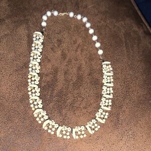 Vintage Elegant Gold and Pearl Necklace